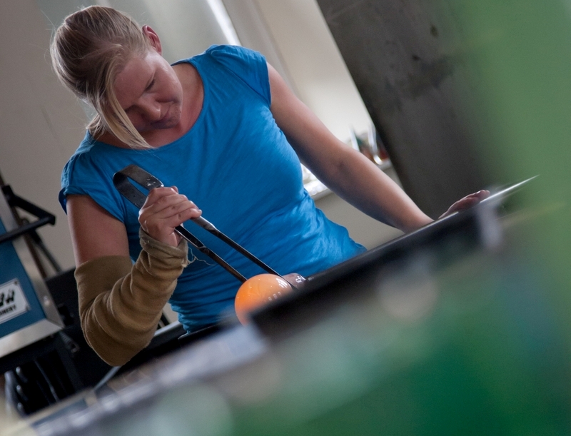 Elin at work on glass in her studio: © copyright photo by Tina Norris