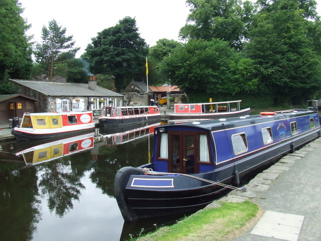 Messing about on the water at Linlithgow Canal Basin